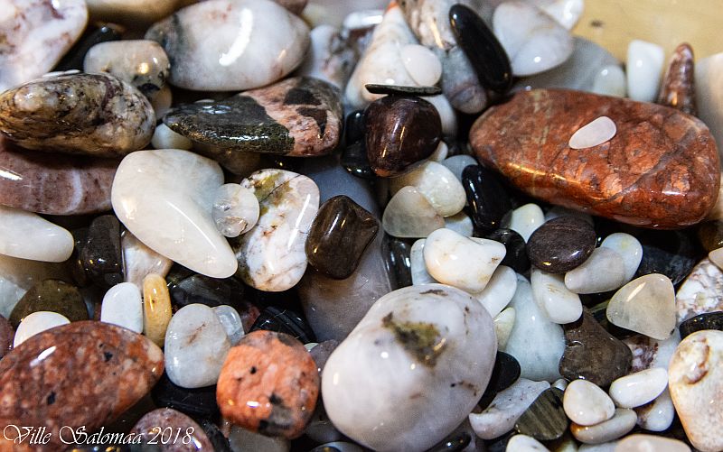 Rumpuhiottuja kiviä.